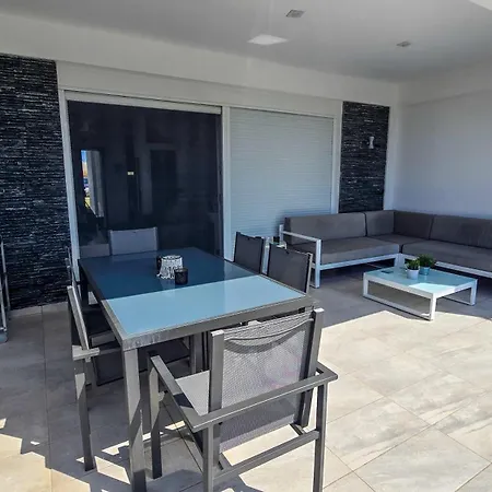 Fourka Vista Retreat - Sea View 3 Bdrm *