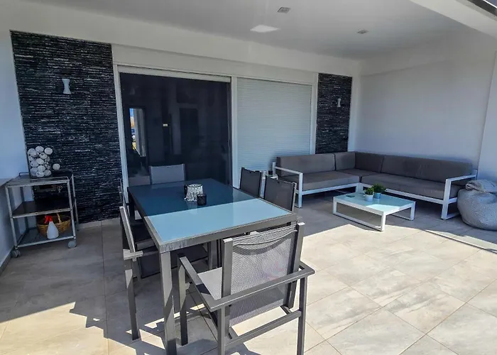 Fourka Vista Retreat - Sea View 3 Bdrm *
